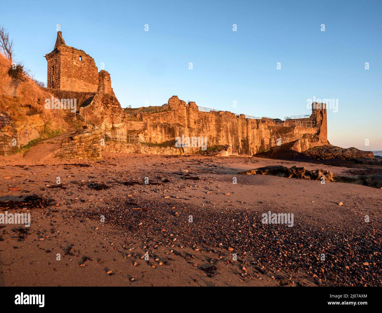 St Andrews Castello dal castello Sands al sorgere del sole St Andrews Fife Scozia Foto Stock