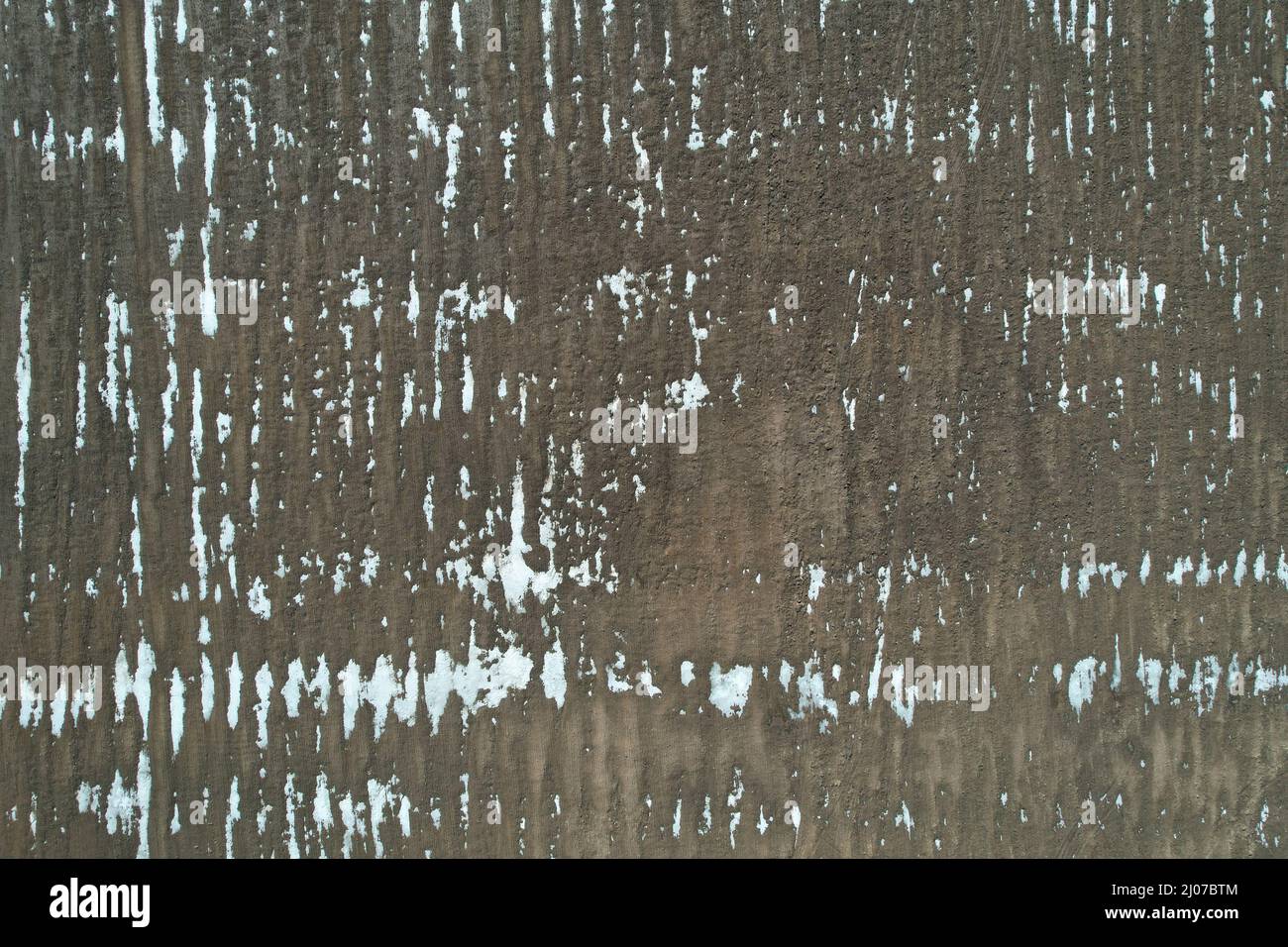 Texture di terreno marrone con macchie di neve sopra la vista del drone superiore Foto Stock