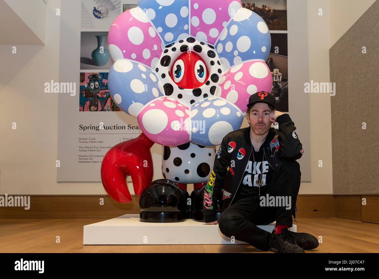 Londra. REGNO UNITO. 17 marzo 2022. Philip Colbert si pone a una fotocellula a Bonhams, New Bond Street, per la sua speciale asta monopot ‘Philip Colbert X Bonhams’ che comprende un dipinto fisico, “Lobstar Genesis” (Est. £20.000-30.000), e un unico-off accompagnando NFT (non fungibile token) per segnare il lancio di Lobstars, una raccolta di 7777 Lobstar ritratto NFTs per essere messo all'asta 18-24 marzo online. Credit: Stephen Chung / Alamy Live News Foto Stock