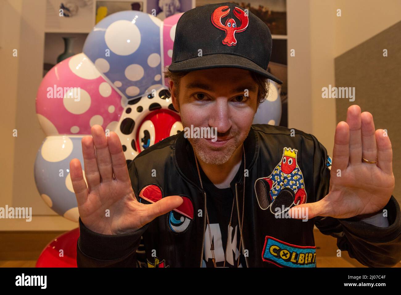 Londra. REGNO UNITO. 17 marzo 2022. Philip Colbert si pone a una fotocellula a Bonhams, New Bond Street, per la sua speciale asta monopot ‘Philip Colbert X Bonhams’ che comprende un dipinto fisico, “Lobstar Genesis” (Est. £20.000-30.000), e un unico-off accompagnando NFT (non fungibile token) per segnare il lancio di Lobstars, una raccolta di 7777 Lobstar ritratto NFTs per essere messo all'asta 18-24 marzo online. Credit: Stephen Chung / Alamy Live News Foto Stock