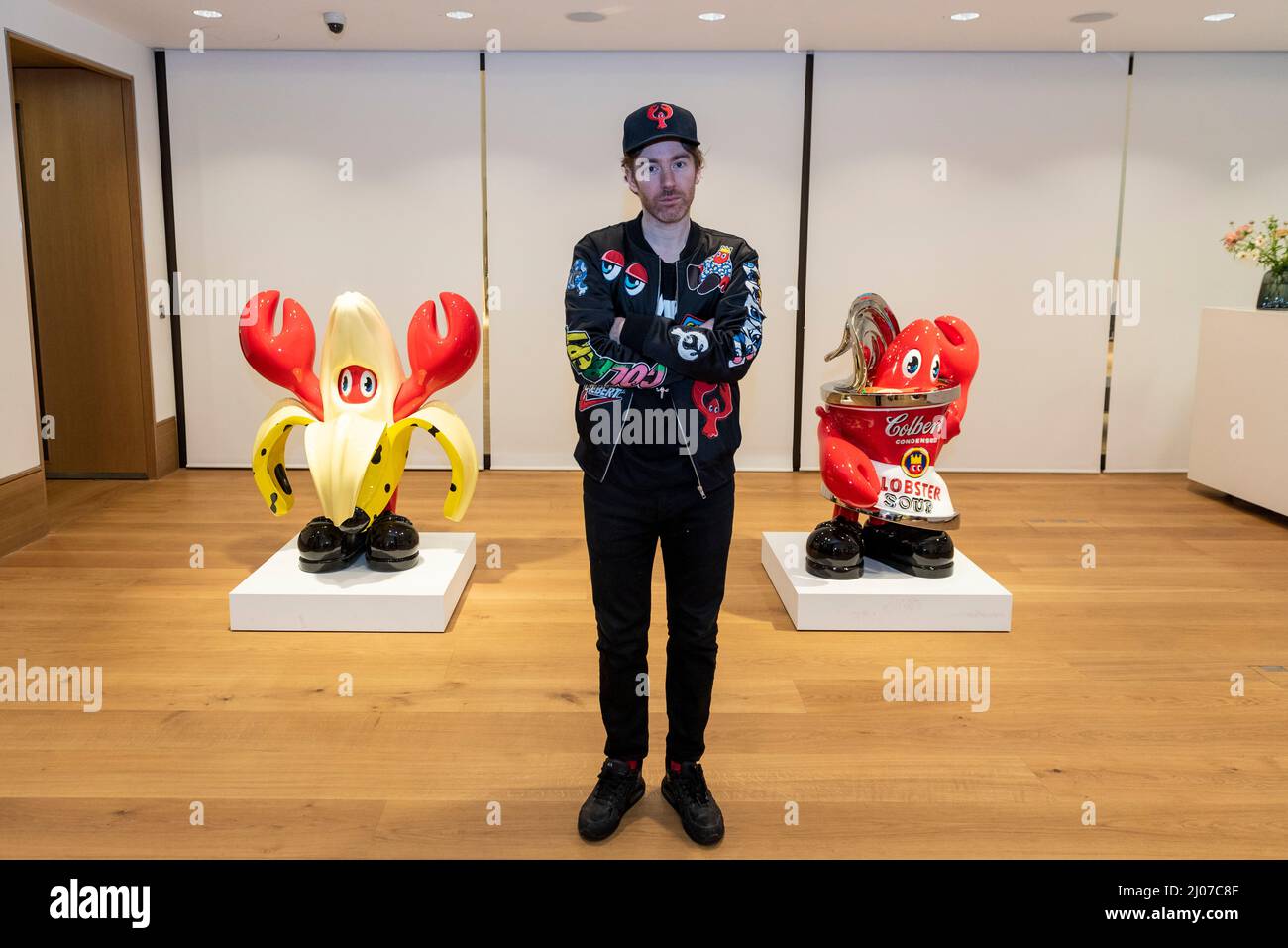 Londra. REGNO UNITO. 17 marzo 2022. Philip Colbert si pone a una fotocellula a Bonhams, New Bond Street, per la sua speciale asta monopot ‘Philip Colbert X Bonhams’ che comprende un dipinto fisico, “Lobstar Genesis” (Est. £20.000-30.000), e un unico-off accompagnando NFT (non fungibile token) per segnare il lancio di Lobstars, una raccolta di 7777 Lobstar ritratto NFTs per essere messo all'asta 18-24 marzo online. Credit: Stephen Chung / Alamy Live News Foto Stock