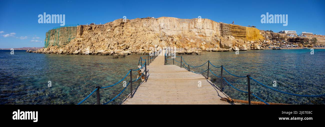 Vista panoramica dal ponte alla spiaggia in rovina nella città di Sharm El Sheikh. Foto Stock