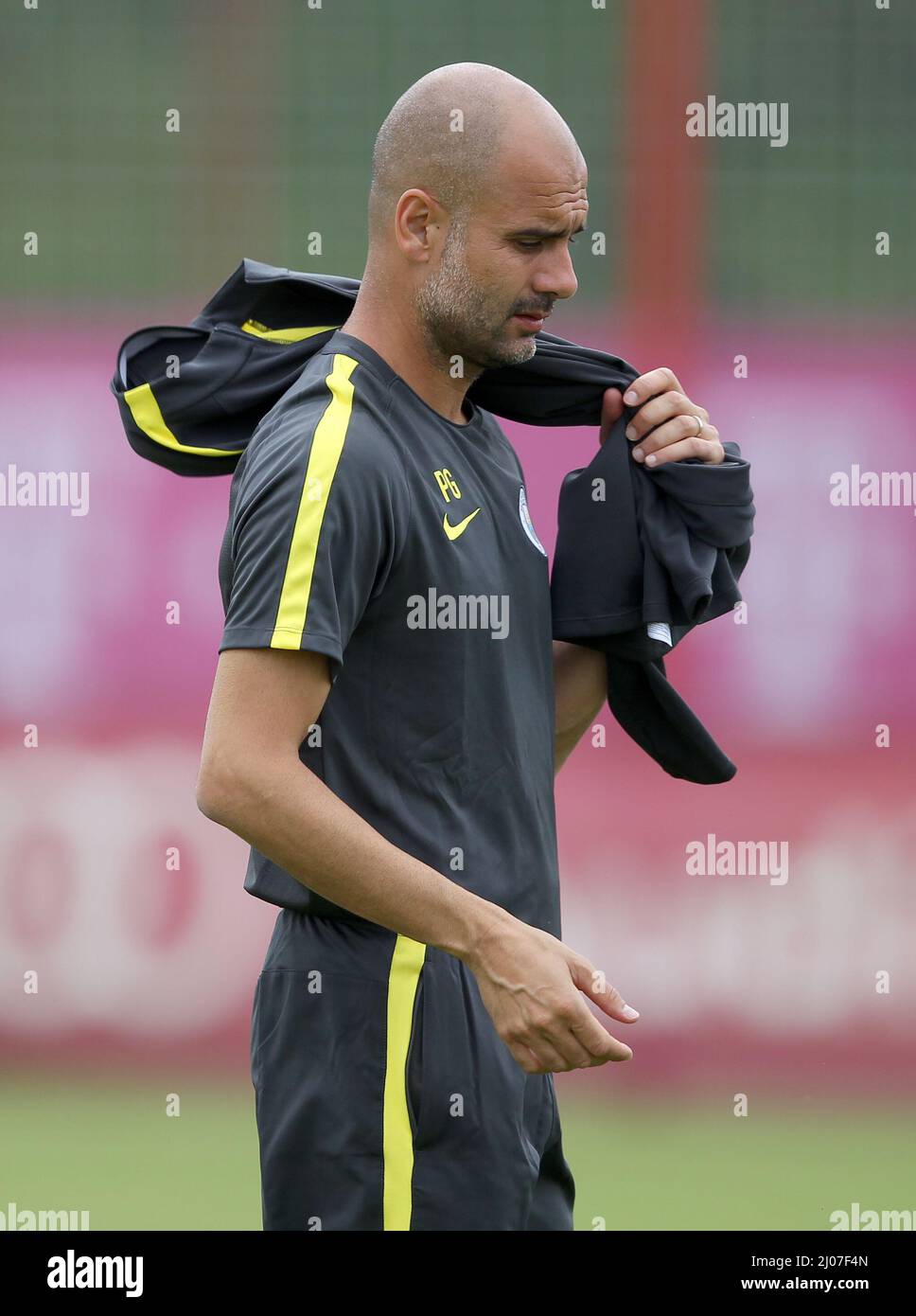 Trainer Pep Guardiola Manchester City trainiet mit seiner Mannschaft FC Bayern MŸnchen Training 1 Fussball Bundesliga Saison 2016 / 2017 © diebilderwelt / Alamy Stock Foto Stock