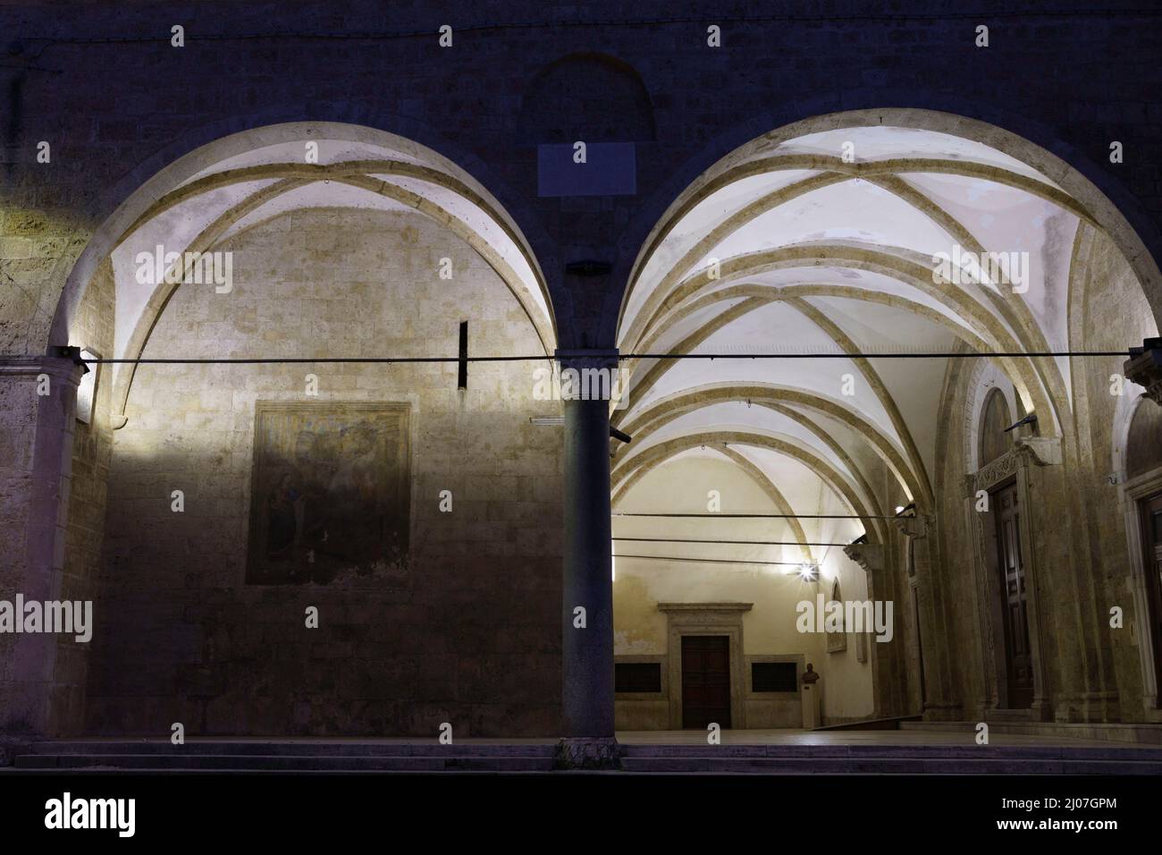 Rieti, Lazio, Italia: Esterno del duomo medievale di notte Foto Stock