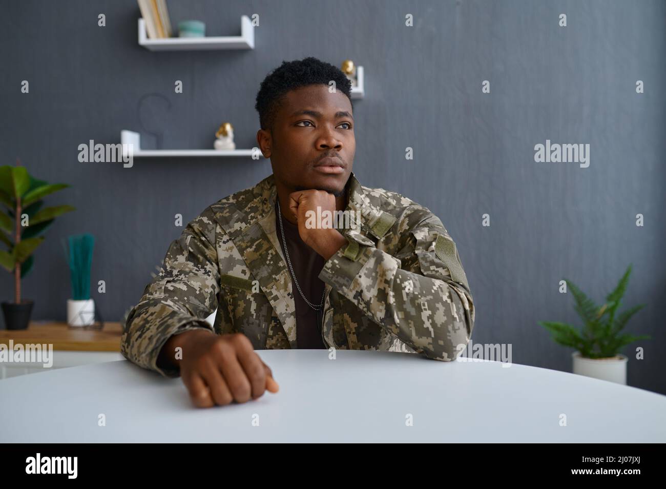 Uomo militare che guarda il ritratto della fotocamera Foto Stock
