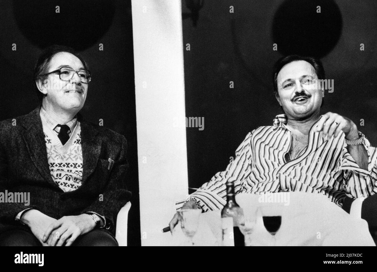 File photo datato 14/02/90 di Michael Gambon (a sinistra) e Peter Bowles nella commedia di Alan Ayckbourn 'il momento' al Globe Theatre di Londra. L'attore Peter Bowles è morto all'età di 85 anni. Data di emissione: Giovedì 17 marzo 2022. Foto Stock