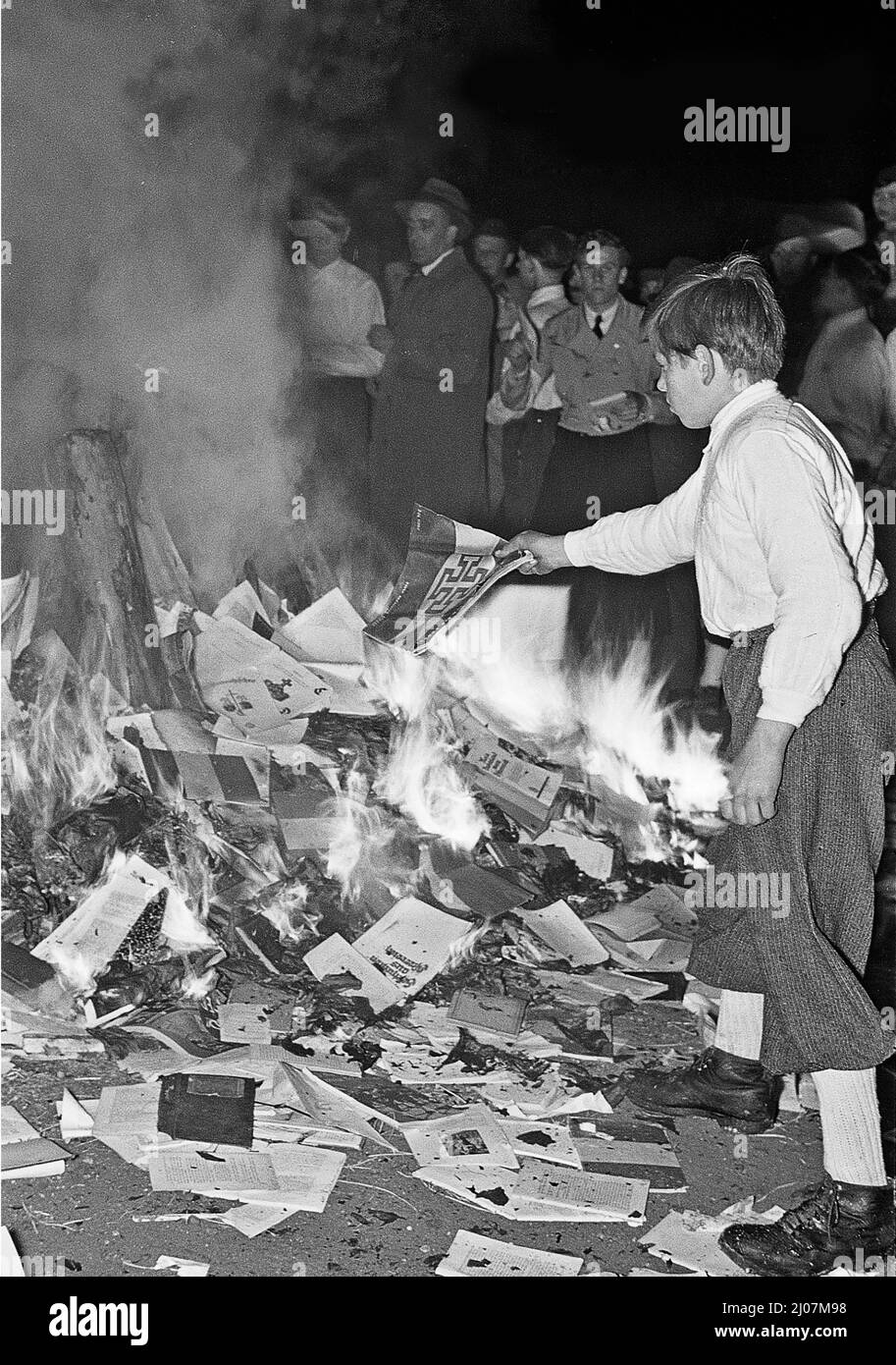Masterizzazione di libri alla Residenzplatz di Salisburgo, 30 aprile 1938. Museo: COLLEZIONE PRIVATA. Autore: Franz Krieger. Foto Stock