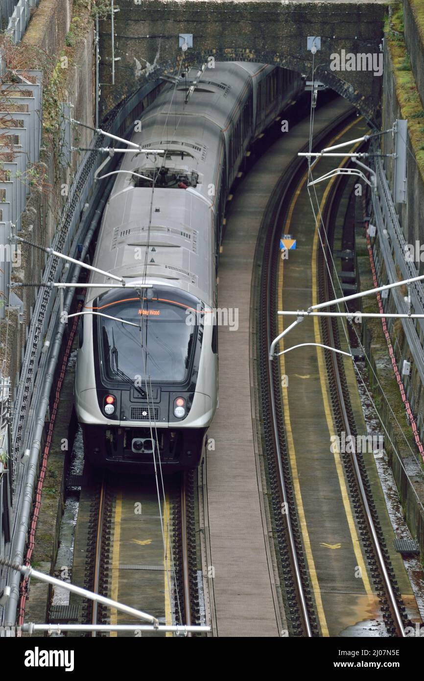 Treno di classe 345 Elizabeth Line (Crossrail) in direzione est che entra nel Connaught Tunnel di East London durante la fase di test Foto Stock