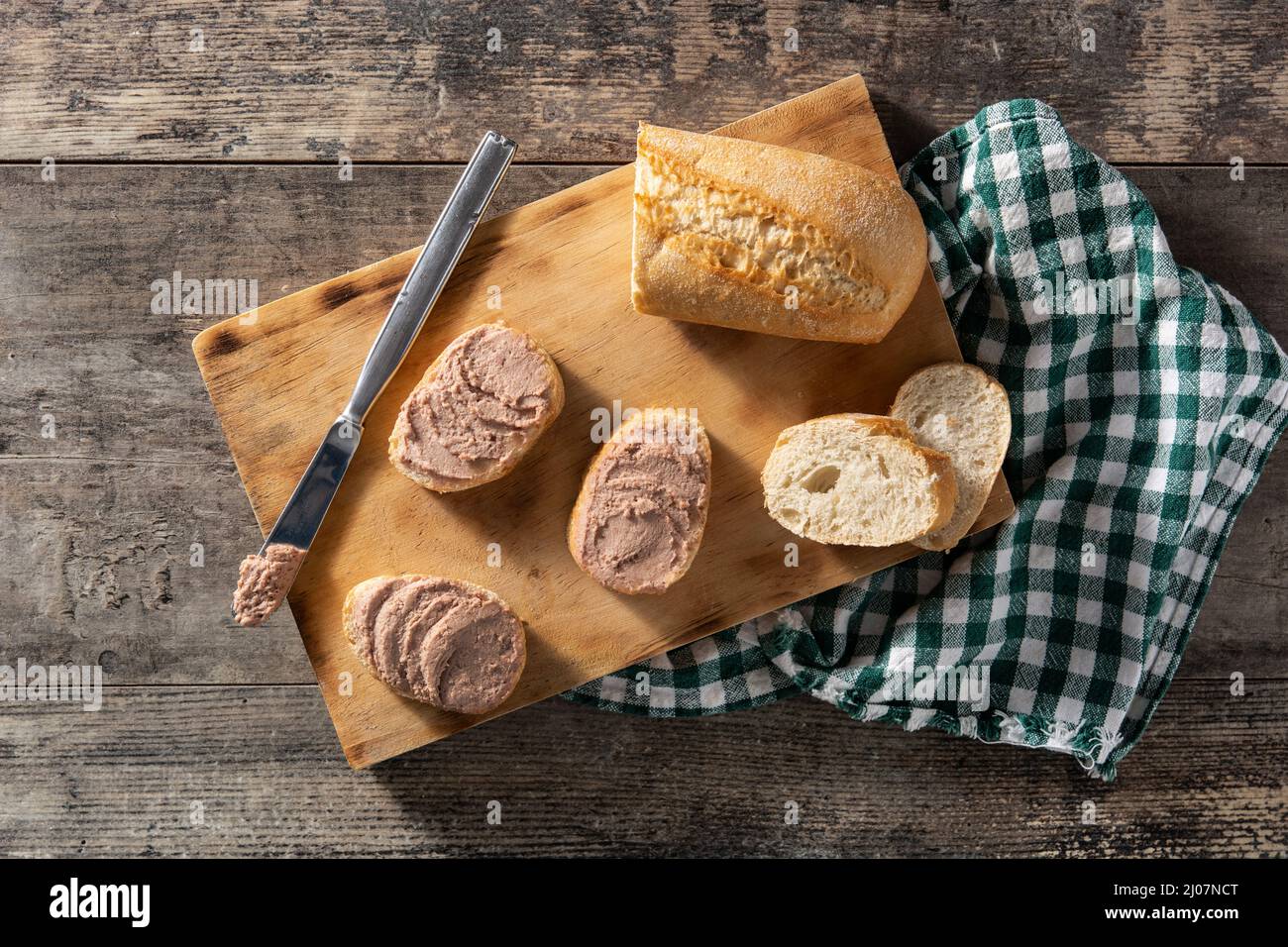 Pane tostato con patata di fegato di maiale su tavola di legno Foto Stock