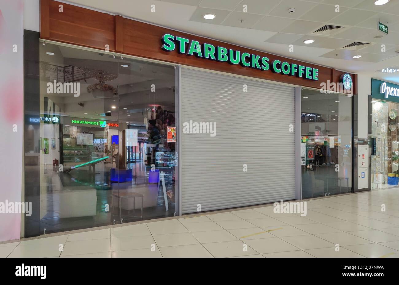 Mosca, Russia - 17 marzo 2022: Starbucks Coffee Shop chiuso. L'azienda sospese i suoi caffè come sanzioni per l'invasione russa dell'Ucraina Foto Stock