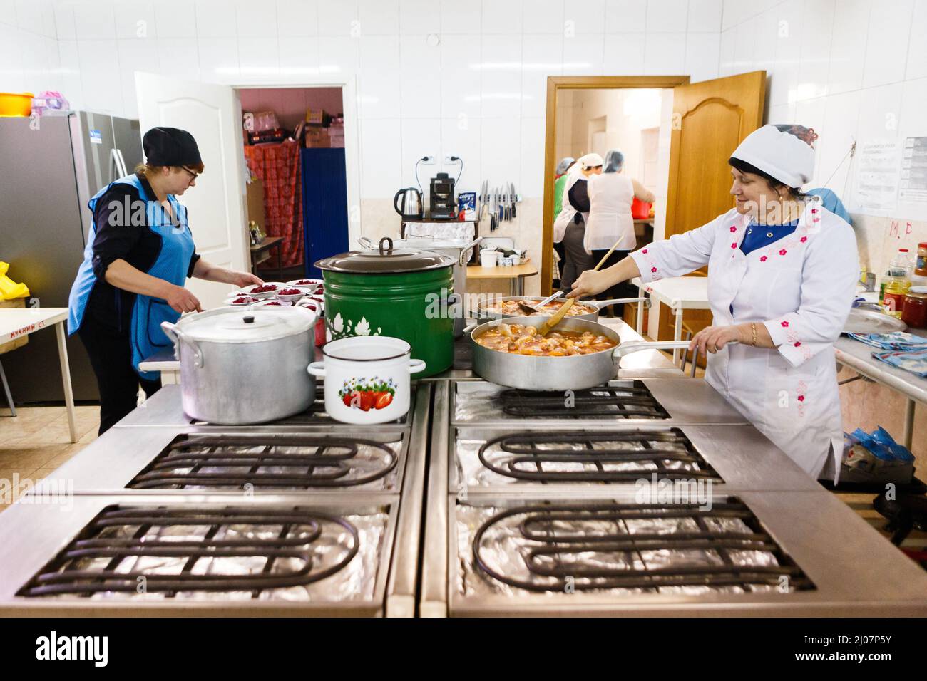 Le donne cucinano cibo nella cucina di Gabriel Bethlen Berehove Lyceum che ospita sfollati interni, Berehove, Regione di Zakarpattia, Ucraina occidentale, marzo 16, 2022. Foto di Serhii Hudak/Ukrinform/ABACAPRESS.COM Foto Stock