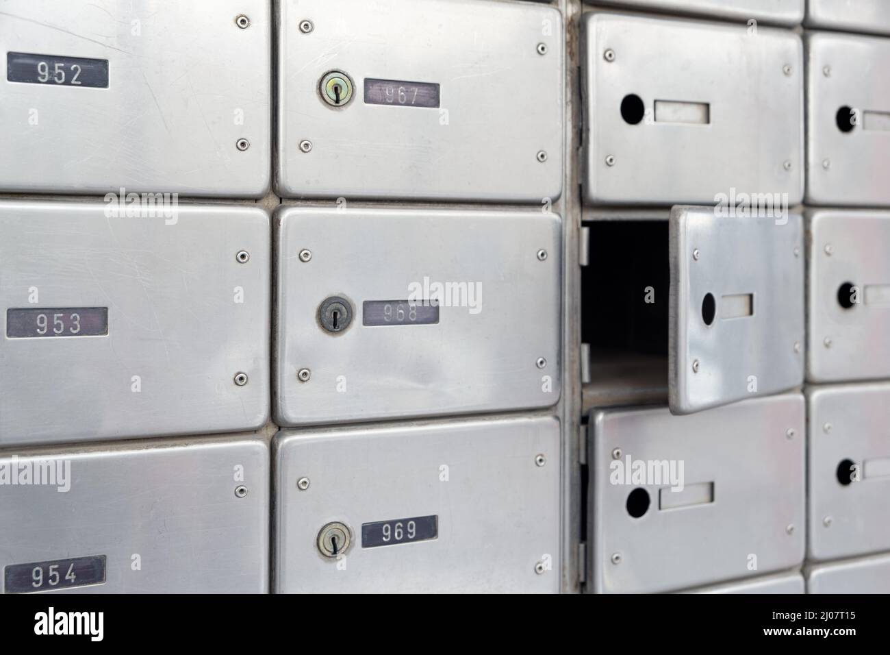 Le cassette postali di Locker aperte non sono bloccate nell'ufficio postale di Israele. Cassetta postale privata in metallo. Messa a fuoco selettiva Foto Stock