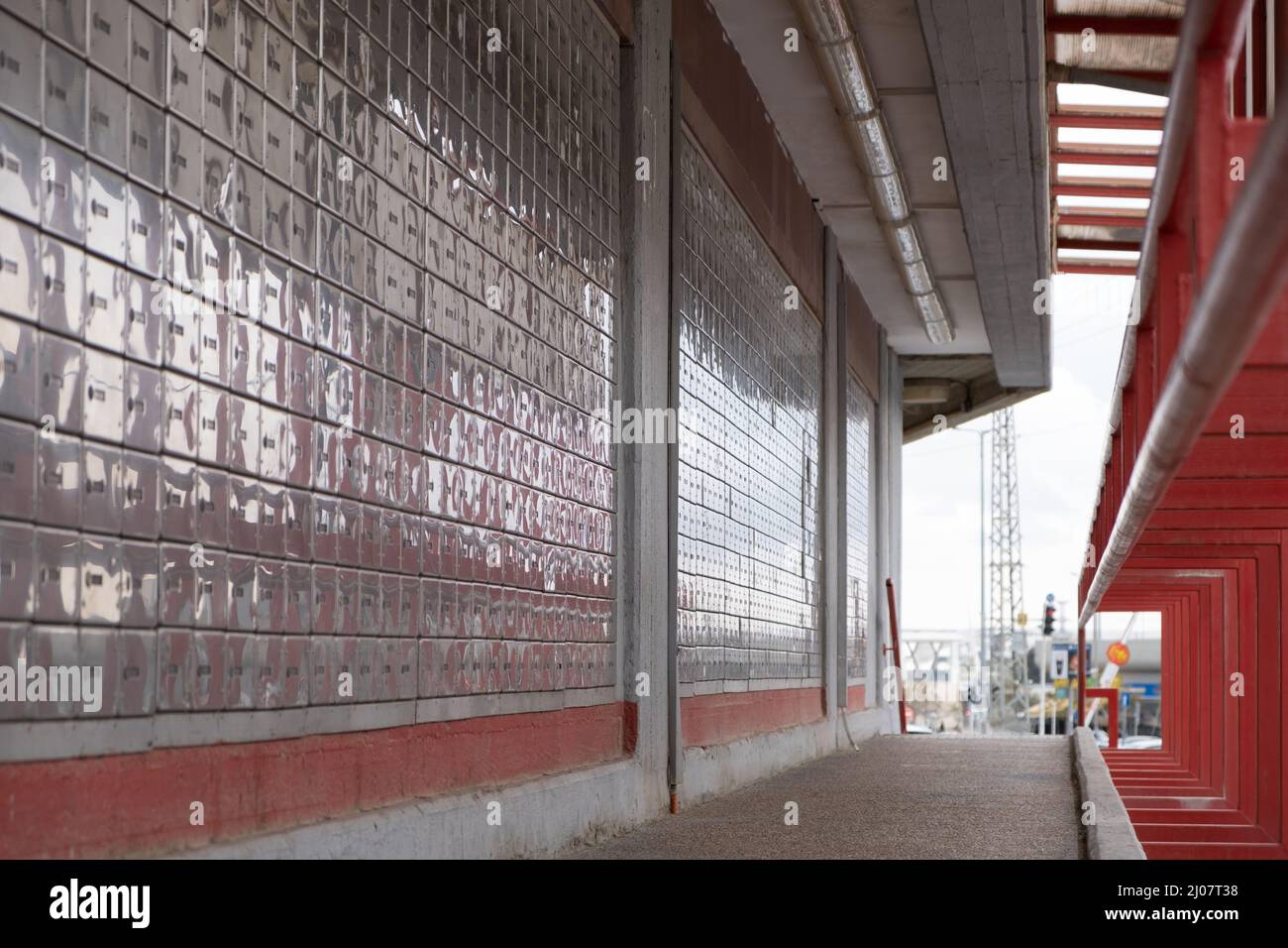 Spogliatoio righe caselle di posta nell'Ufficio postale di Israele. Cassetta postale privata in metallo. Messa a fuoco selettiva Foto Stock