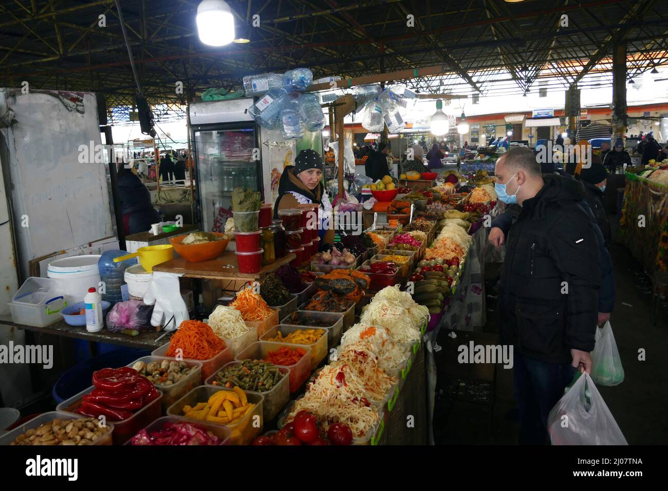 ODESA, UCRAINA - 16 MARZO 2022 - i clienti guardano al mercato di Pryvoz a Odesa, nel sud dell'Ucraina. Foto Stock