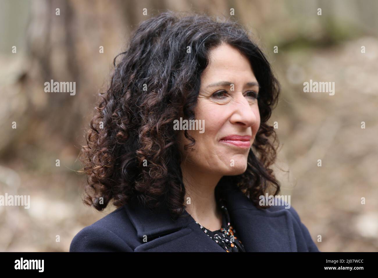 Germania, Berlino, 03/16/2022. Bettina Jarasch, senatrice di Berlino per la protezione dell'ambiente, della mobilità, dei consumatori e del clima, apre la terza indagine sul suolo nella foresta con una cerimonia simbolica rivoluzionaria. Foto Stock