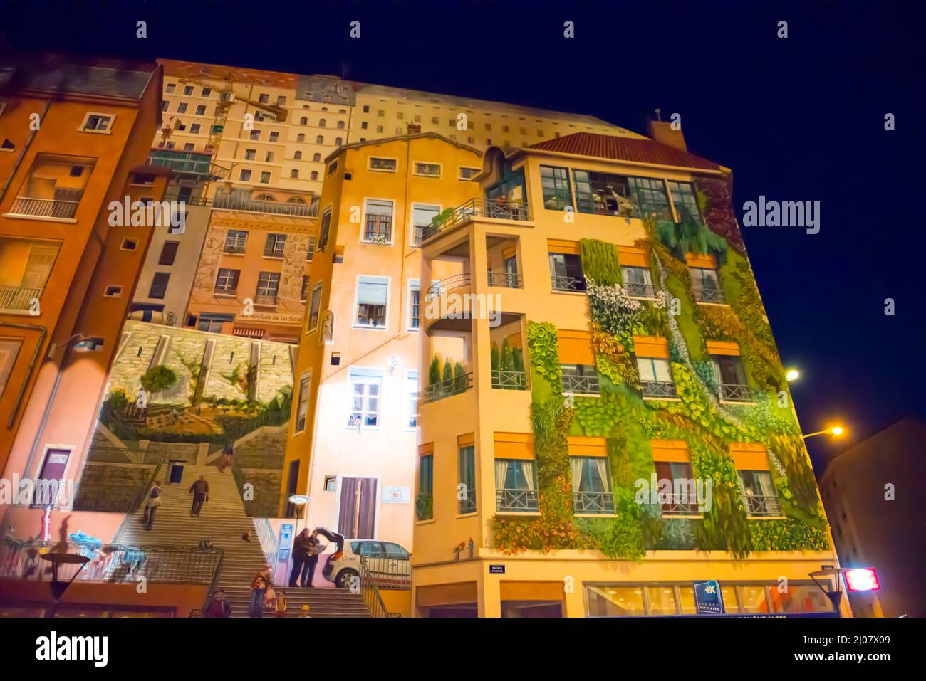 Facciata dipinto muro su un edificio a Lione di notte in Alvernia-Rhone-Alpes, Francia. Pittura,arte,costruzione esterna,struttura costruita Foto Stock