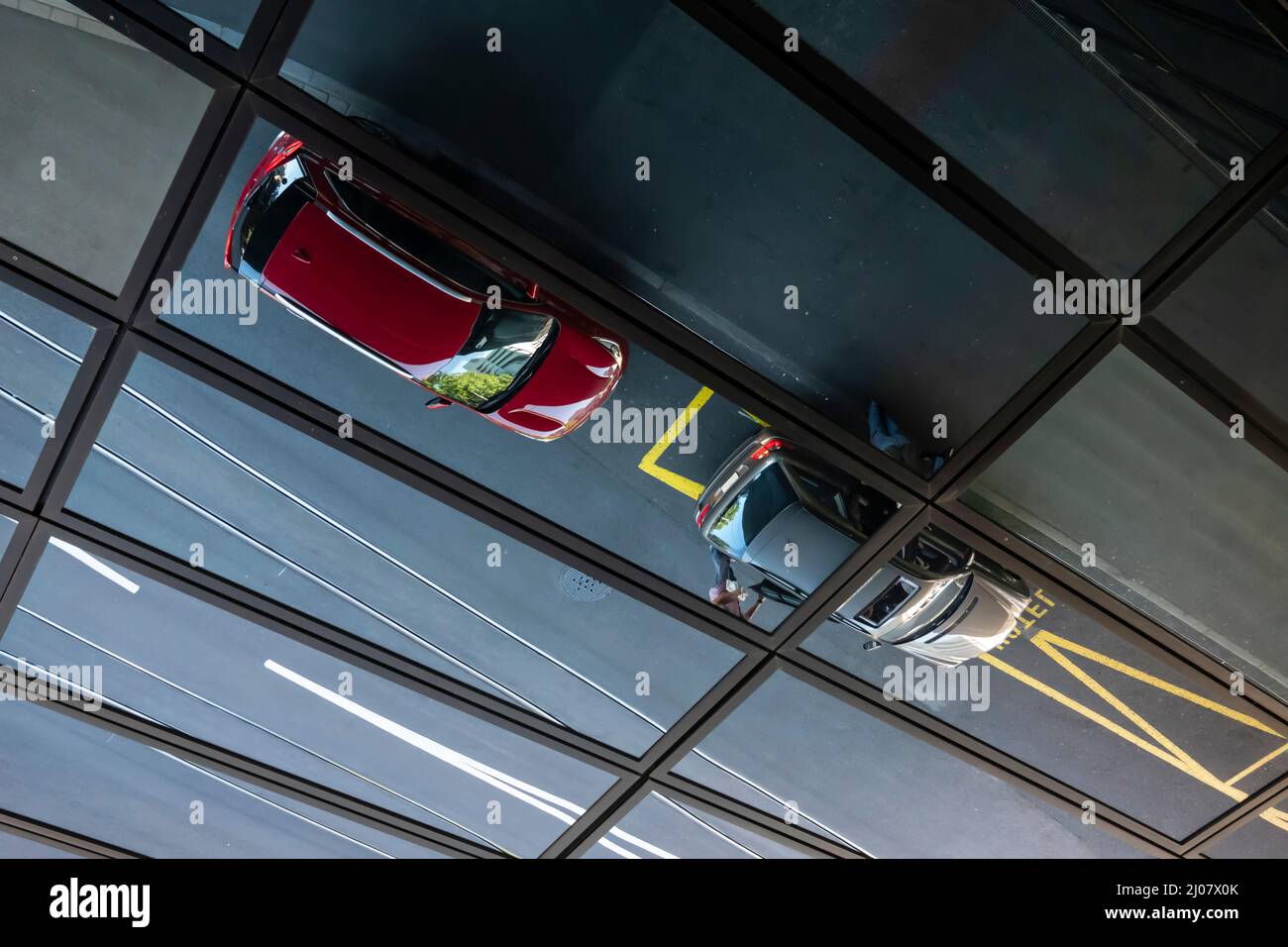 Parcheggio auto sul soffitto in vetro a Basilea, Svizzera. **** Località *** Auto,parcheggio,trasporto,trasporto,modo di trasporto,modo di viaggio,viaggio Foto Stock