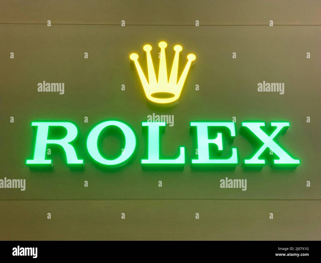 Rolex illuminato su un muro in Svizzera. *** Local Caption *** rolex,muro,iluminato,vista frontale,marchio,cartello,cartellone,lettera,logo,testo,lusso,cl Foto Stock