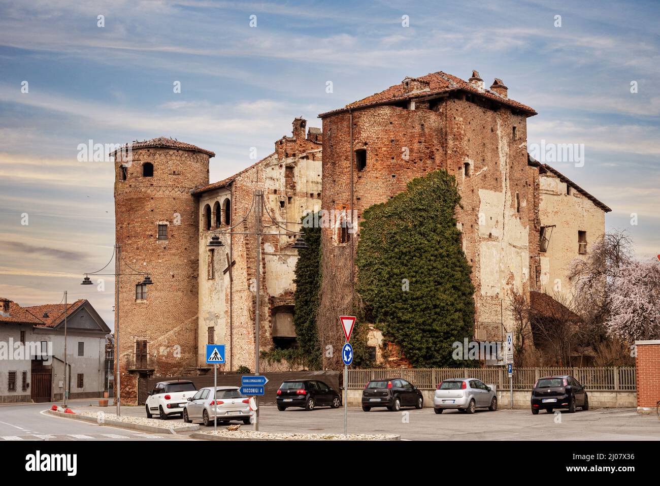 Cavallerleone, Cuneo, Italia - 16 marzo 2022: Il Castello in piazza Santa Maria, che fu costruito dalla famiglia Nucetto nel 14th secolo Foto Stock