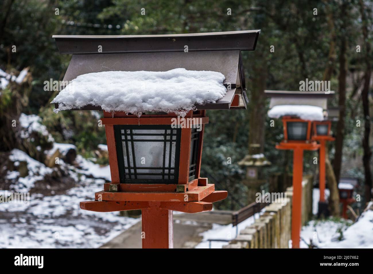 Tradizionale lanterna di legno giapponese coperta di neve al tempio di Kurama-dera a Kyoto in Giappone Foto Stock
