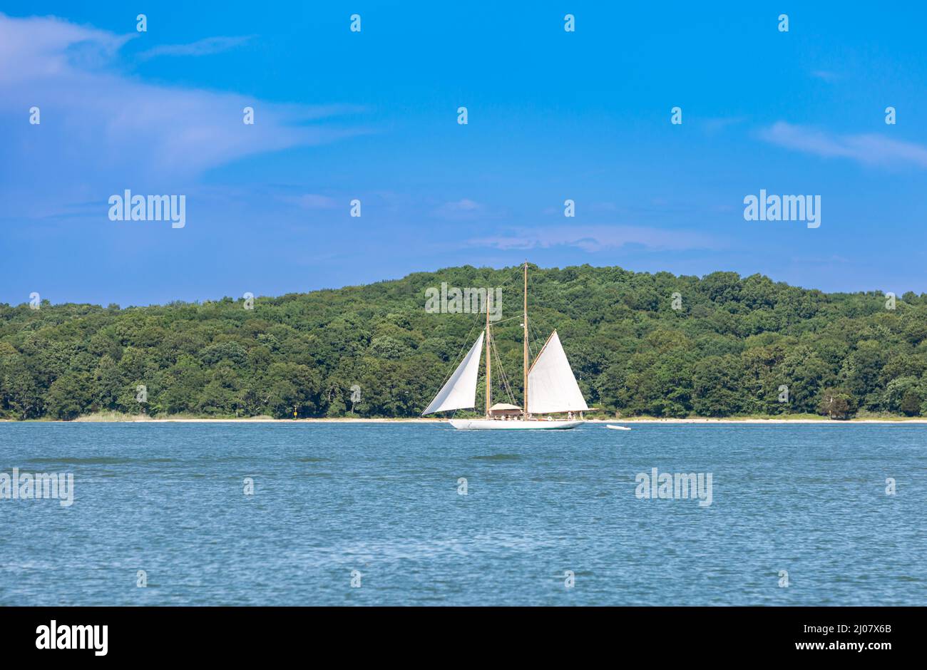 Uno yacht a vela in doppio merlato della costa di Shelter Island, NY Foto Stock