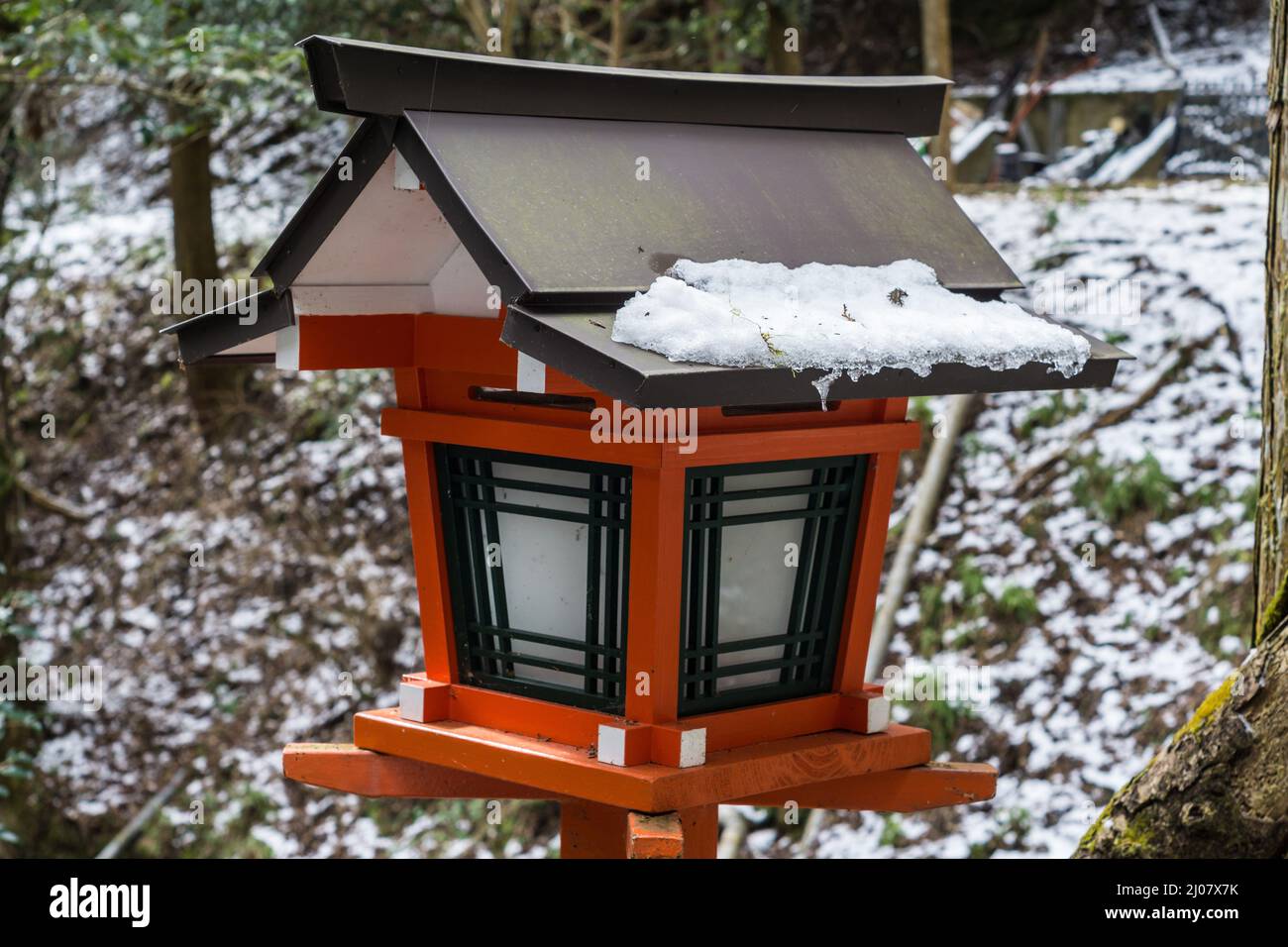 Tradizionale lanterna di legno giapponese coperta di neve al tempio di Kurama-dera a Kyoto in Giappone Foto Stock