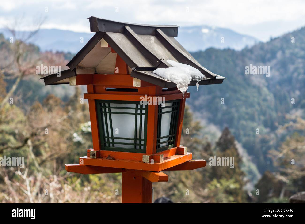 Tradizionale lanterna di legno giapponese coperta di neve al tempio di Kurama-dera a Kyoto in Giappone Foto Stock