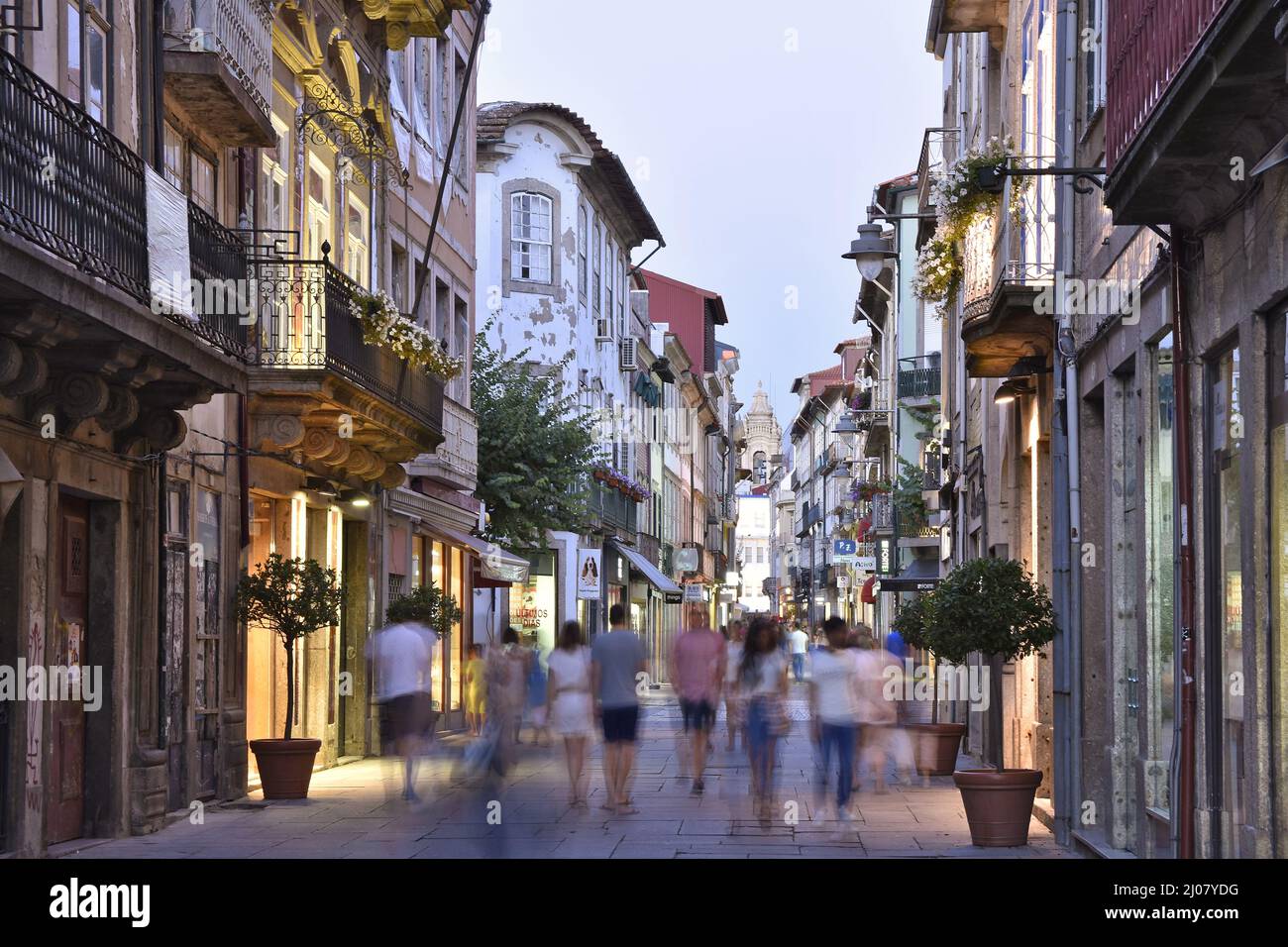 Rua do Souto - tradizionale strada dello shopping con pedoni al tramonto nella città di Braga Portogallo. Foto Stock