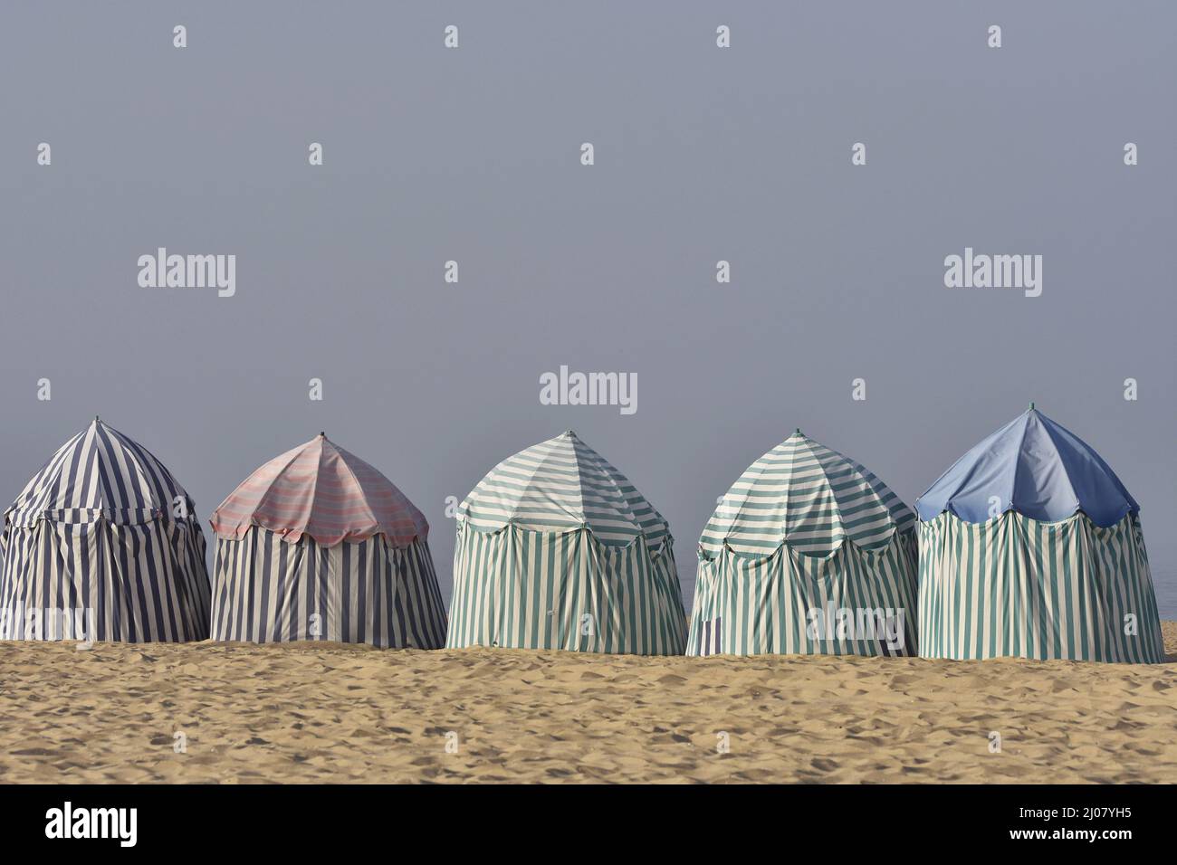 Tessuto spiaggia capanne tende sulla spiaggia di sabbia a Figueira da Foz Portogallo. Foto Stock