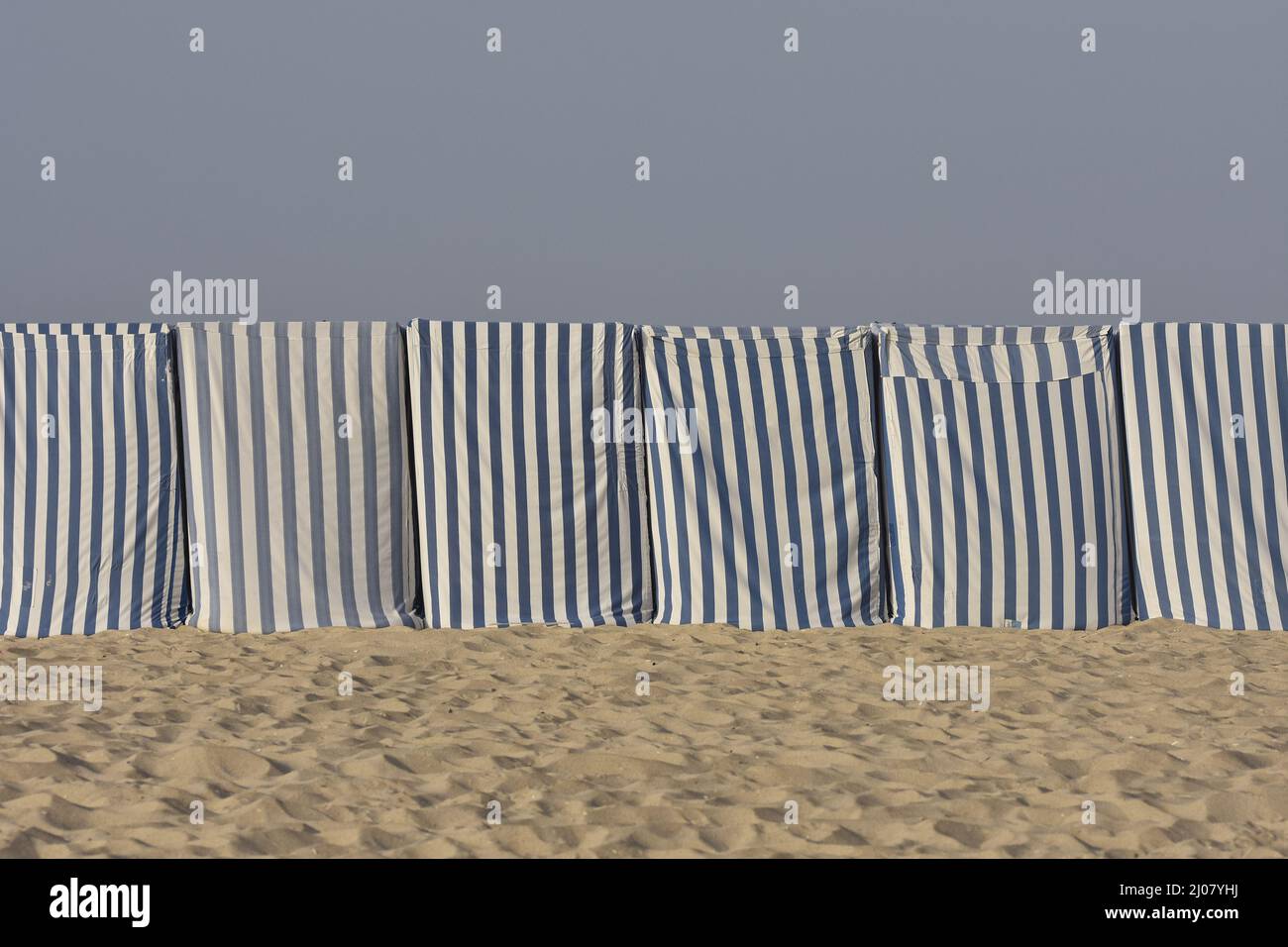 Tessuto spiaggia capanne tende sulla spiaggia di sabbia a Figueira da Foz Portogallo. Foto Stock