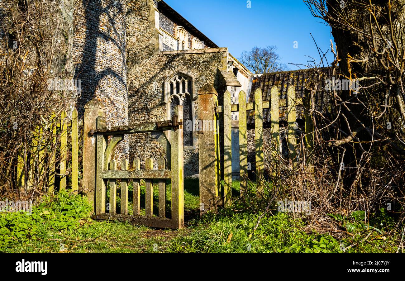 Una vecchia porta di quercia che porta alla Chiesa di Santa Maria, una chiesa parrocchiale della Chiesa d'Inghilterra a Wortham, Norfolk, Regno Unito. Wortham chiesa ha la più grande torre rotonda in Foto Stock