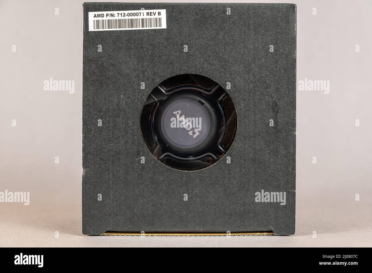 Il nuovo refrigerante della CPU AMD è in scatola di cartone nera. Advanced Micro Devices, Inc. AMD è una multinazionale americana di semiconduttori con sede a Santa Clara Foto Stock