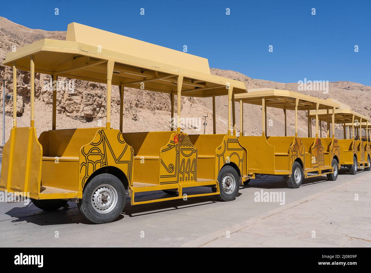 TUF-tuf (trenino elettrico) che attrae turisti alle tombe del faraone nella Valle dei Re a Luxor, Egypt Foto Stock