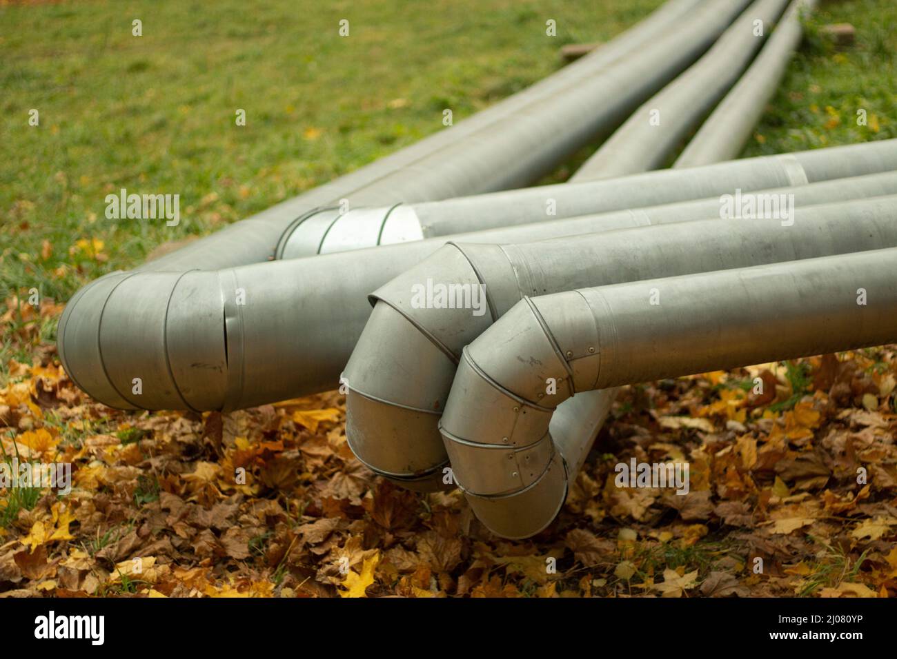 Piegatura dei tubi. Tubi industriali in acciaio inox. Dettagli del settore. Approvvigionamento idrico in città. Foto Stock