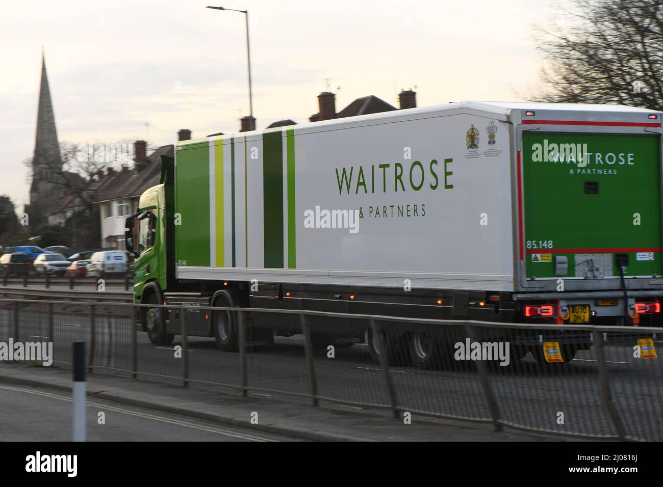 Il camion articolato Waitrose che guida lungo la strada che esce da Southampton lungo il A35. Foto Stock