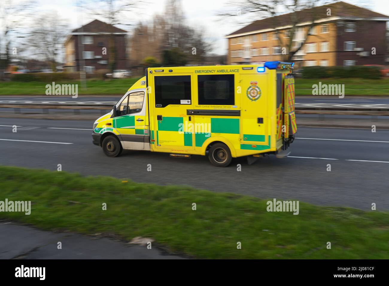 Ambulanza centrale sud su chiamata con luci lampeggianti sulla strada principale a Millbrook Southampton, panning shot con spazio copia. Foto Stock