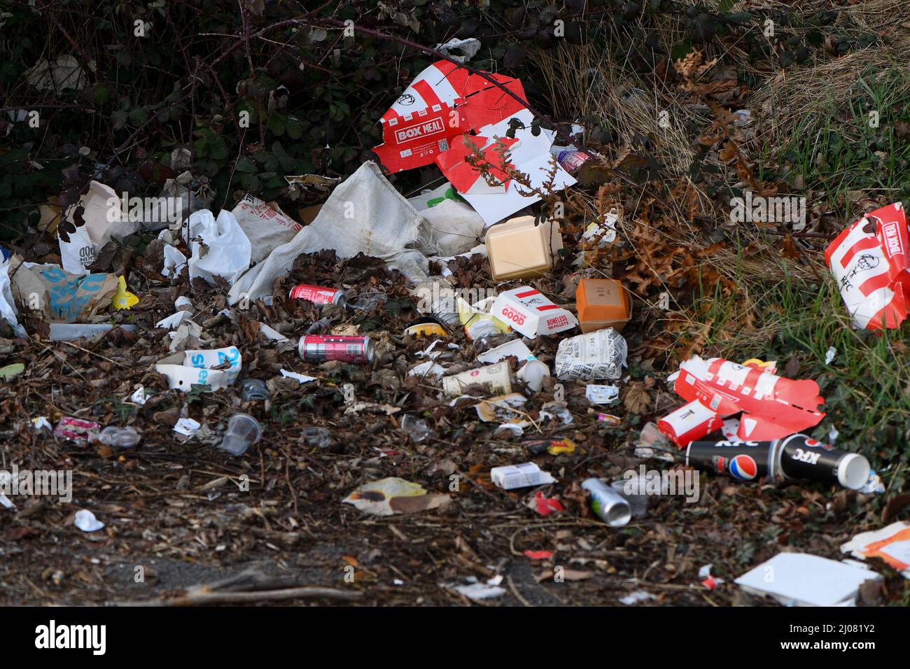 Fast food outlet Kentucky Fried Chicken e McDonalds rifiuti di un parcheggio vicino ai ristoranti take-away a Southampton Regno Unito lasciato dai clienti. Foto Stock