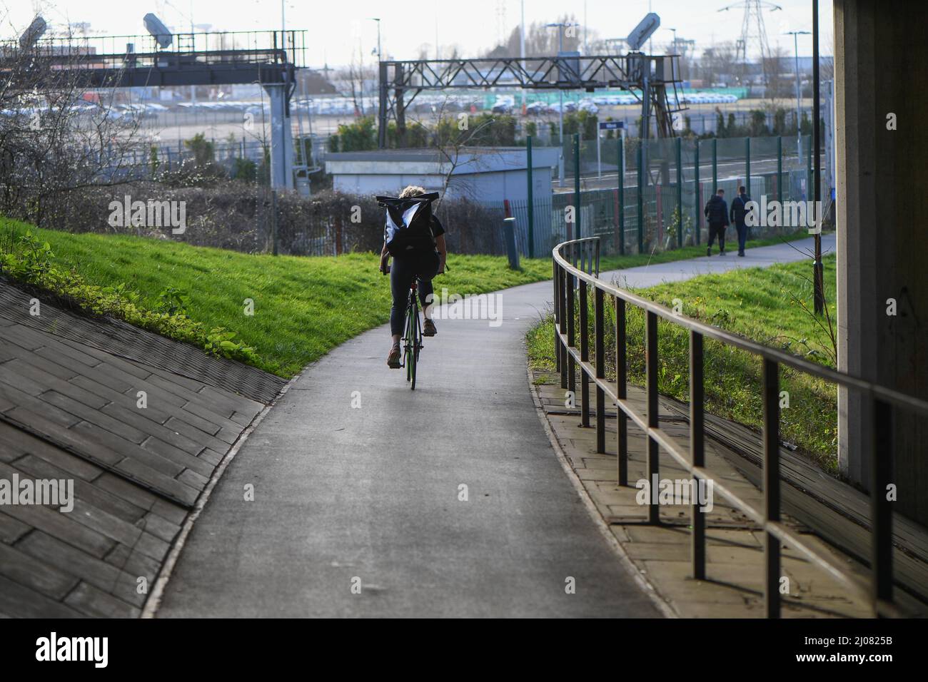 Un singolo ciclista con uno zaino che utilizza una pista ciclabile sottopasso che collega il centro di Southampton alla zona più ampia al di fuori della città. Foto Stock
