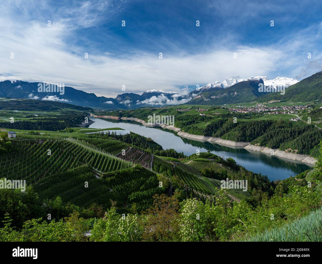 Lago artificiale di Santa Giustina visto dalle colline di Revò, Valle di non, Trentino, Italia, Europa Foto Stock
