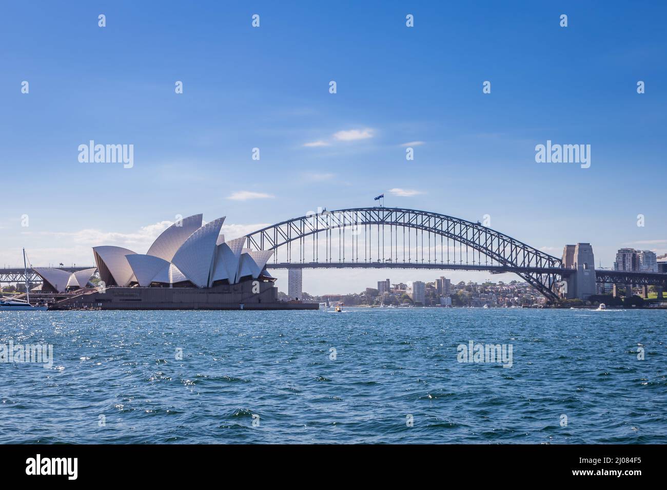 Sydney, Australia – 26 dicembre 2021: Sydney Harbour Bridge e Opera House durante il tramonto visto dal mare, nuovo Galles del Sud, Australia. Foto Stock