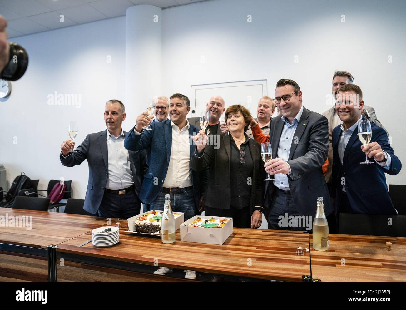 DEN HAAG - (VLNR) Rachid Guernaoui, Rita Verdonk en Partijleider Richard de MOS zijn samen met de fractie van de lokale partij Hart voor Den Haag/Groep de MOS bijeen in het stadhuis, een dag na de gemeenteraadsverkiezingen. De partij krijgt waarschijnlijk negen zetels, een meer dan vier jaar geleden. DAT komt overeen met de peilingen, maar partijleider De MOS en zijn nummer twee Rita Verdonk hadden op meer gehoopt. ANP BART MAAT Foto Stock