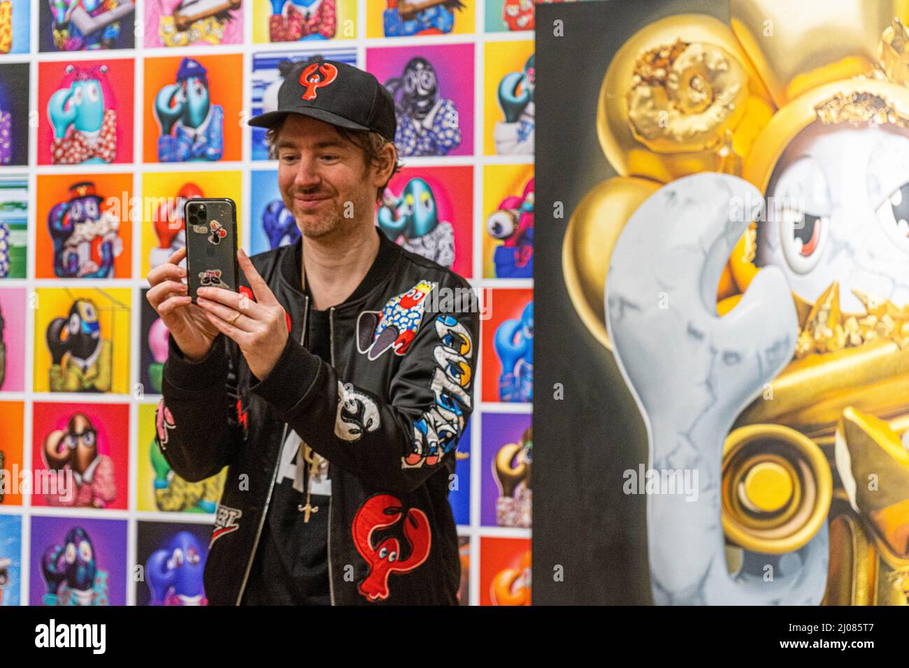 LONDRA, REGNO UNITO. 17 marzo 2022. L'artista contemporaneo britannico Philip Colbert (nella foto) alla scoperta del suo nuovo progetto 'Lobstar Genesis' un'opera unica che comprende sia un dipinto fisico che un unico pezzo di accompagnamento NFT non-fungibile token per segnare il lancio di 'Lobstars un nuovo colleciton di 7777 aragosta ritratto NFT. 'Lobstar Genesis ha una stima di £20.000-30.000. La vendita del singolo lotto è disponibile dal 18-24 marzo a Bonhams New Bond Street. : amer Ghazzal/Alamy Live News Foto Stock