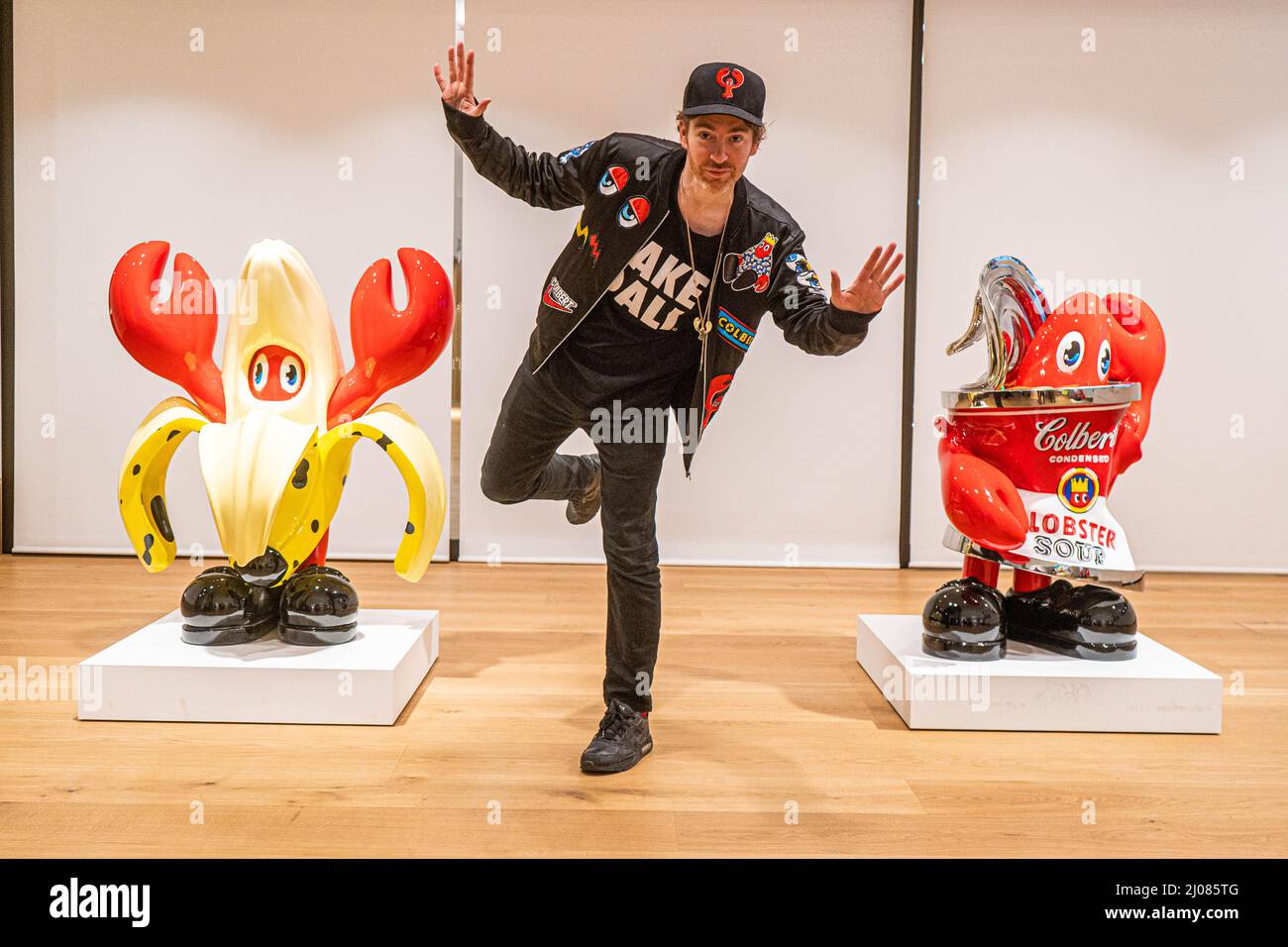 LONDRA, REGNO UNITO. 17 marzo 2022. L'artista contemporaneo britannico Philip Colbert (nella foto) alla scoperta del suo nuovo progetto 'Lobstar Genesis' un'opera unica che comprende sia un dipinto fisico che un unico pezzo di accompagnamento NFT non-fungibile token per segnare il lancio di 'Lobstars un nuovo colleciton di 7777 aragosta ritratto NFT. 'Lobstar Genesis ha una stima di £20.000-30.000. La vendita del singolo lotto è disponibile dal 18-24 marzo a Bonhams New Bond Street. : amer Ghazzal/Alamy Live News Foto Stock