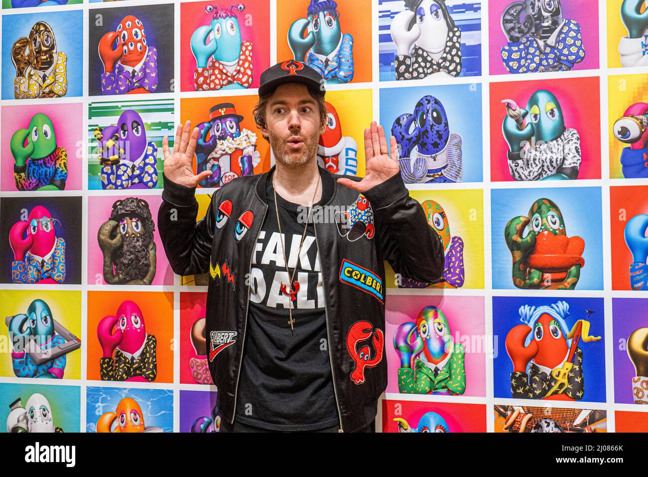 LONDRA, REGNO UNITO. 17 marzo 2022. L'artista contemporaneo britannico Philip Colbert (nella foto) alla scoperta del suo nuovo progetto 'Lobstar Genesis' un'opera unica che comprende sia un dipinto fisico che un unico pezzo di accompagnamento NFT non-fungibile token per segnare il lancio di 'Lobstars un nuovo colleciton di 7777 aragosta ritratto NFT. 'Lobstar Genesis ha una stima di £20.000-30.000. La vendita del singolo lotto è disponibile dal 18-24 marzo a Bonhams New Bond Street. : amer Ghazzal/Alamy Live News Foto Stock