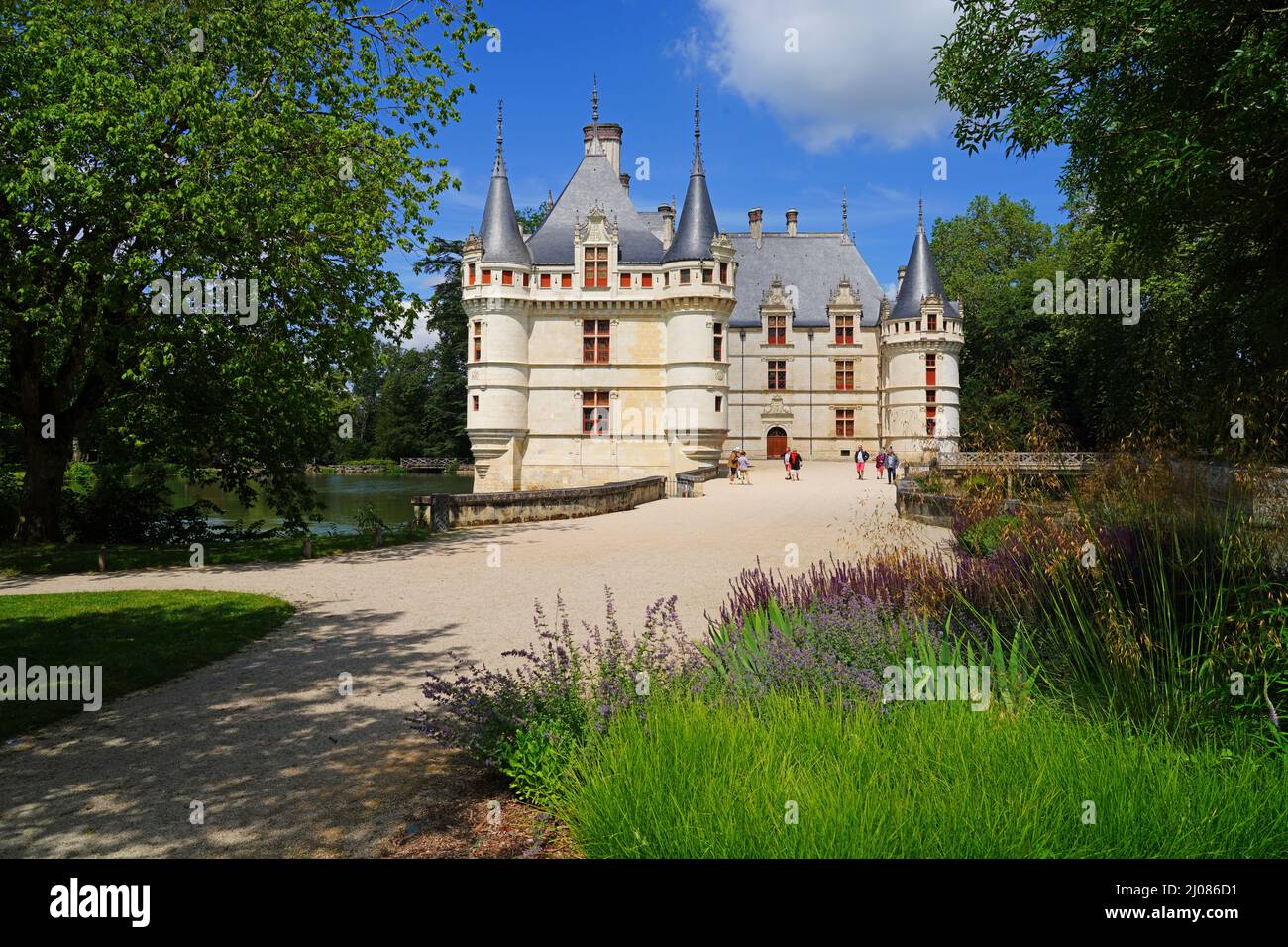 AZAY-LE-RIDEAU, FRANCIA -24 GIU 2021- Vista del castello d'Azay-le-Rideau, un castello di architettura rinascimentale francese di riferimento situato sul fiume Indre in Foto Stock