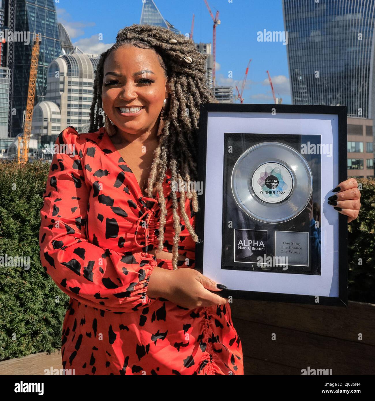 Londra, Regno Unito, 17th marzo 2022. Londra, Regno Unito, 17th marzo 2022. Alfa Unsigned Headliner e la leggenda del teatro musicale Marisha Wallace con il trofeo che andrà al vincitore. La finale di Alpha Unsigned, un'emozionante competizione di nuovi talenti, si terrà il 30th marzo 2022 all'Indigo O2. 20 artisti e musicisti eccezionali si sono impegnati in tre manche durante il 2021 e il 2022, con dieci finalisti che hanno vinto le loro manche e i loro punti "jolly" per andare alla finale all'Indigo O2 il 30th marzo per avere la possibilità di vincere un incredibile affare record del £100.000 con Alpha Music & Records. Foto Stock