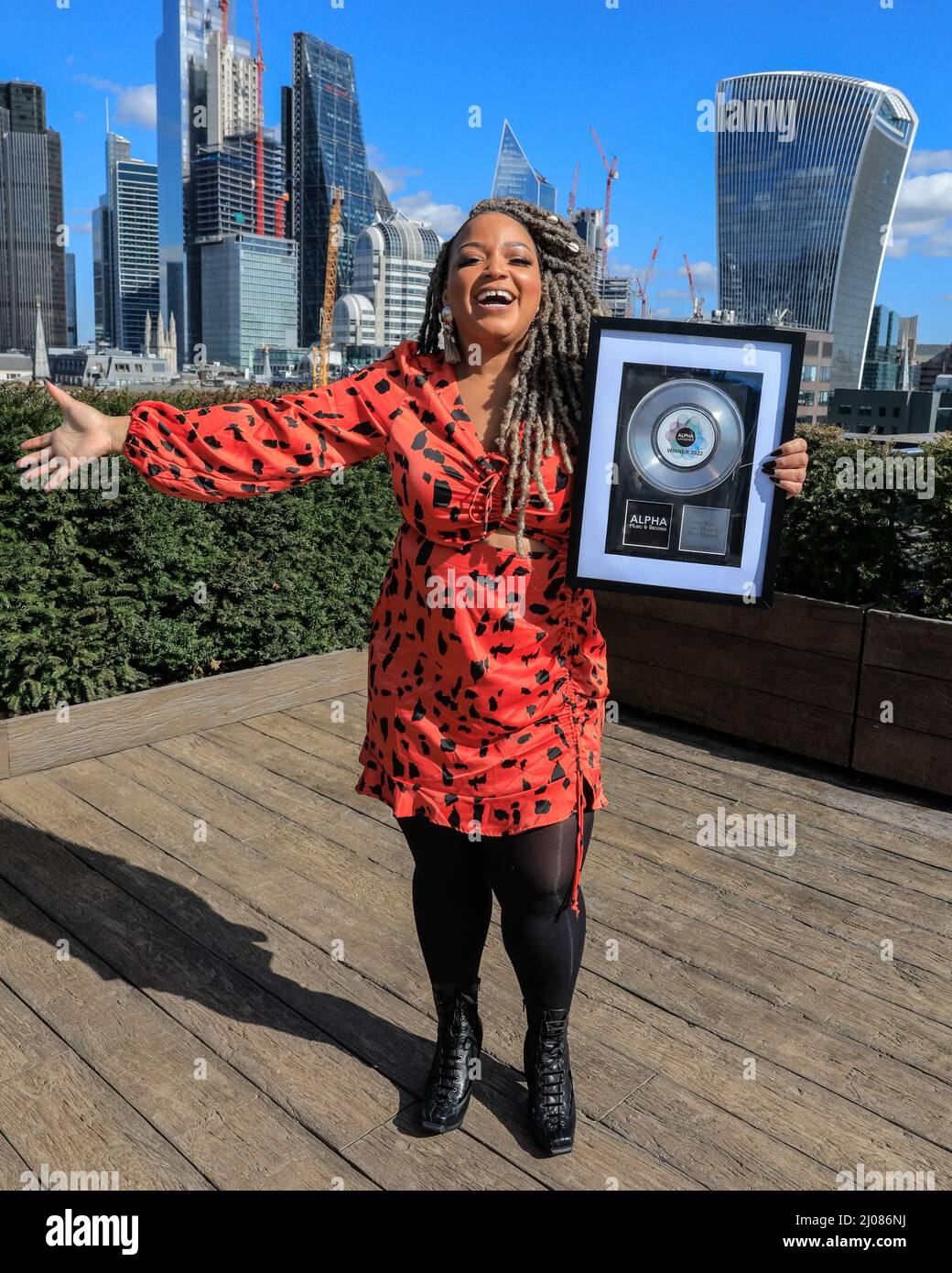 Londra, Regno Unito, 17th marzo 2022. Londra, Regno Unito, 17th marzo 2022. Alfa Unsigned Headliner e la leggenda del teatro musicale Marisha Wallace con il trofeo che andrà al vincitore. La finale di Alpha Unsigned, un'emozionante competizione di nuovi talenti, si terrà il 30th marzo 2022 all'Indigo O2. 20 artisti e musicisti eccezionali si sono impegnati in tre manche durante il 2021 e il 2022, con dieci finalisti che hanno vinto le loro manche e i loro punti "jolly" per andare alla finale all'Indigo O2 il 30th marzo per avere la possibilità di vincere un incredibile affare record del £100.000 con Alpha Music & Records. Foto Stock