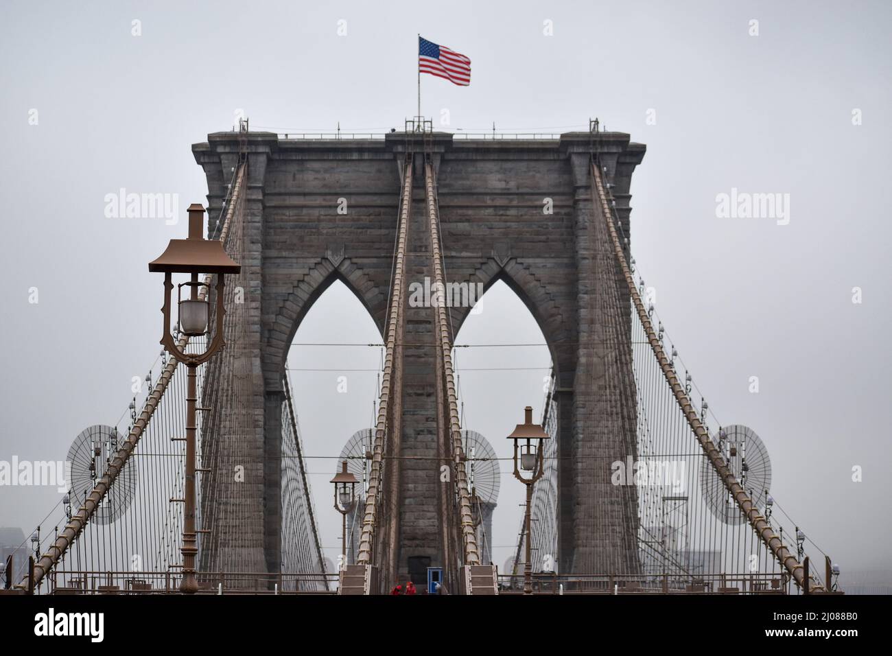 Il ponte di Brooklyn a Lower Manhattan è visibile in una giornata di nebbia, il 17 marzo 2022 a New York City. Foto Stock