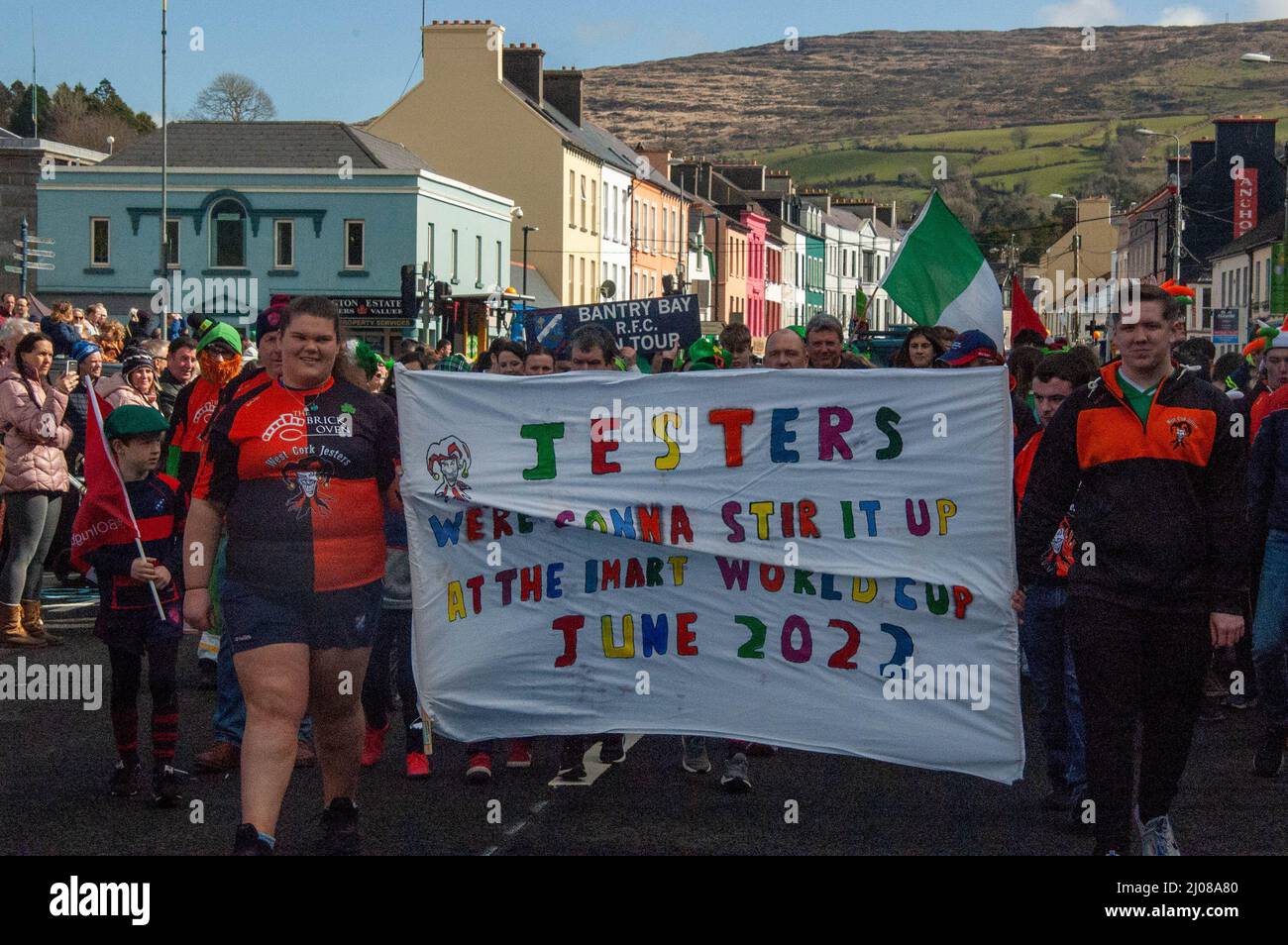 Bantry, West Cork, Irlanda, giovedì 17 marzo, 2022; Bantry ha tenuto la prima parata del giorno di San Patrizio dal 2019 oggi con una grande folla a partecipare. Molte persone hanno viaggiato dall'estero per le festività in Irlanda dopo la pandemia del 19 la ha arrestata per 2 anni. West Cork Jesters ha partecipato al club di rugby con capacità mista. Credit ed/Alamy Live News Foto Stock