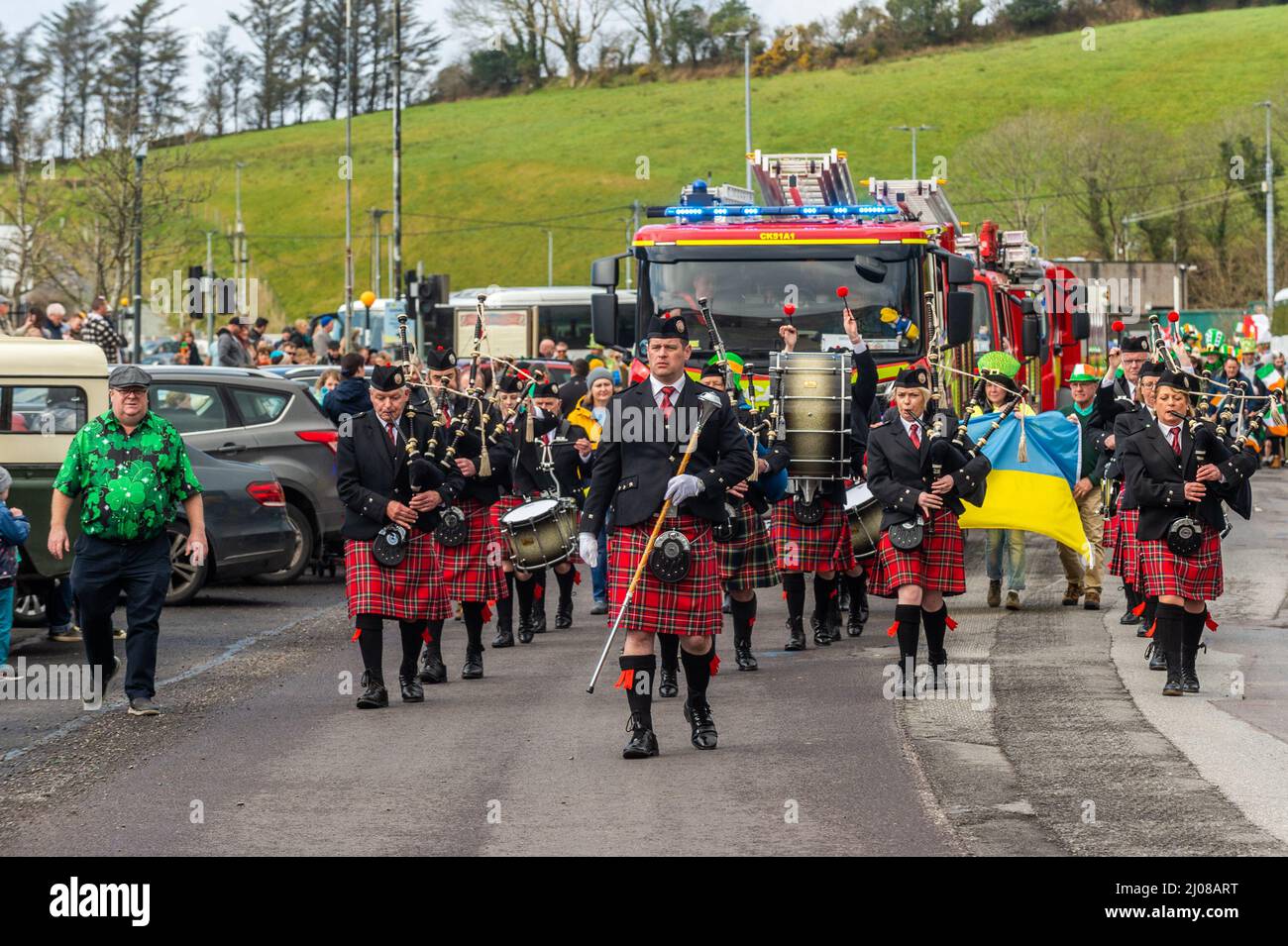 Bantry, West Cork, Irlanda. 17th Mar 2022. La città di Bantry ha tenuto la sua prima parata del giorno di San Patrizio in due anni oggi e centinaia di persone si sono rivelate. La fascia Ballingeary Pipe condusse la sfilata. Credit: AG News/Alamy Live News Foto Stock